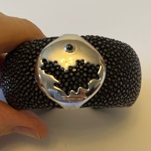 Black stingray cuff w/silver St Barts rendering - Sea Memory